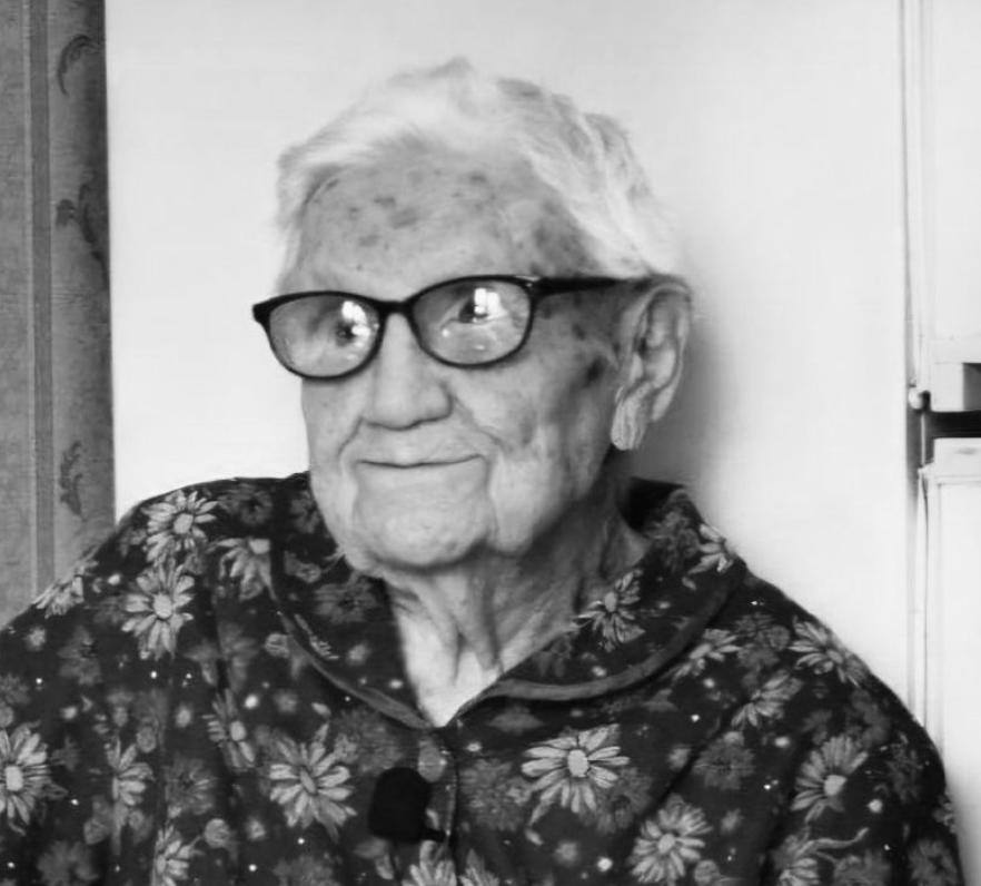 Ушла из жизни старейшая жительница России Клавдия Гадючкина Жительница Ярославля считала что родилась 24 ноября 1909 года Но международная организация LongeviQuest которая занимается верификацией данных о долгожителях выяснила что россиянка родилась 5 декабря 1910 года Таким образом до своего 115 дня рождения она не дожила всего 4 дня В октябре этого года Гадючкина попала в пятерку старейших людей планеты На глазах Клавдии Михайловны творилась история она видела и помнила Первую мировую войну Революцию Великую Отечественную войну Увидела она и четыре поколения своей семьи у женщины 6 внуков 8 правнуков и 4 праправнука Именно родных работница ткацкой фабрики называла своей главной гордостью Секретом своего долголетия Гадючкина в беседе с журналистами называла не спорт и питание а подход к жизни Я была доброй к людям никому зла не делала и мне никто не делал Может в этом и секрет