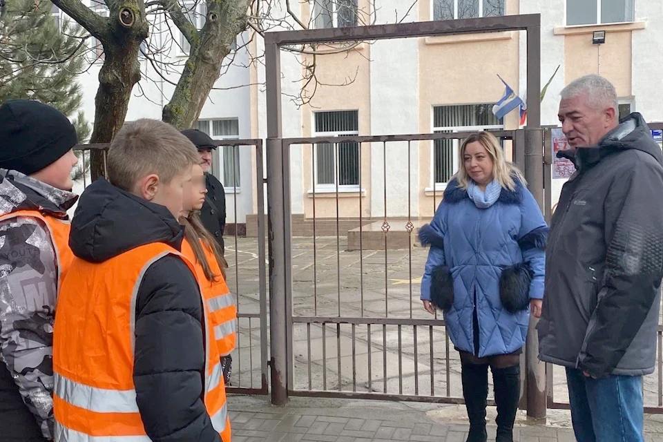 В Херсонской области проверяют безопасность пешеходных переходов у школ    Херсонская область подключилась к проекту «Дом-школа-дом», который реализует «ЕР». Активисты, депутаты и родители проверяют состояние проезжей части у образовательных учреждений. На этот раз путь от школы № 1 Геническа к дому прошел региональный координатор федерального проекта «Единой России» «Безопасные дороги» Павел Тропкин вместе с родительским активом. Они обращали внимание на знаки, разметку, наличие тротуаров и ограждений.  Полученные данные будут систематизированы, чтобы представить на рассмотрение специалистам региональной комиссии по безопасности дорожного движения.