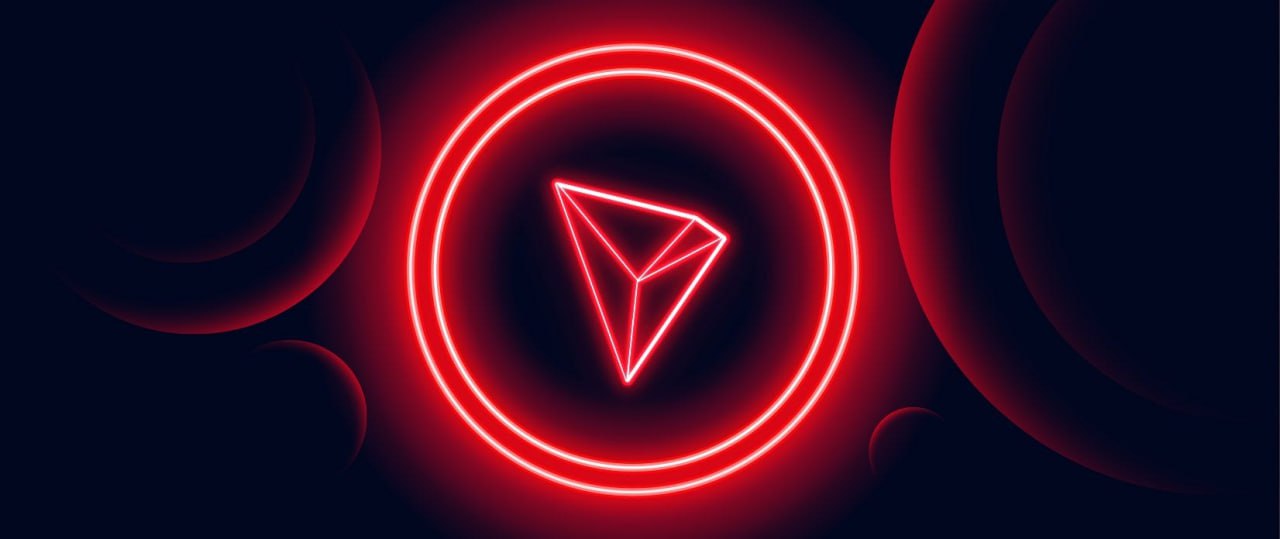 Tron снижает комиссии на 60 26 августа сообщество Tron проголосовало за самое крупное снижение комиссий в истории сети Решение вступит в силу уже в эту пятницу Для пользователей комиссии упадут почти вдвое сеть станет дешевле и доступнее Для Tron в ближайшее время доходы снизятся но в будущем рост активности и транзакций должен компенсировать потери Уровень комиссий будут пересматривать каждый квартал чтобы находить баланс между прибылью и конкурентоспособностью сети Джастин Сан назвал это смелым шагом который сделает Tron привлекательнее для новых пользователей и приложений