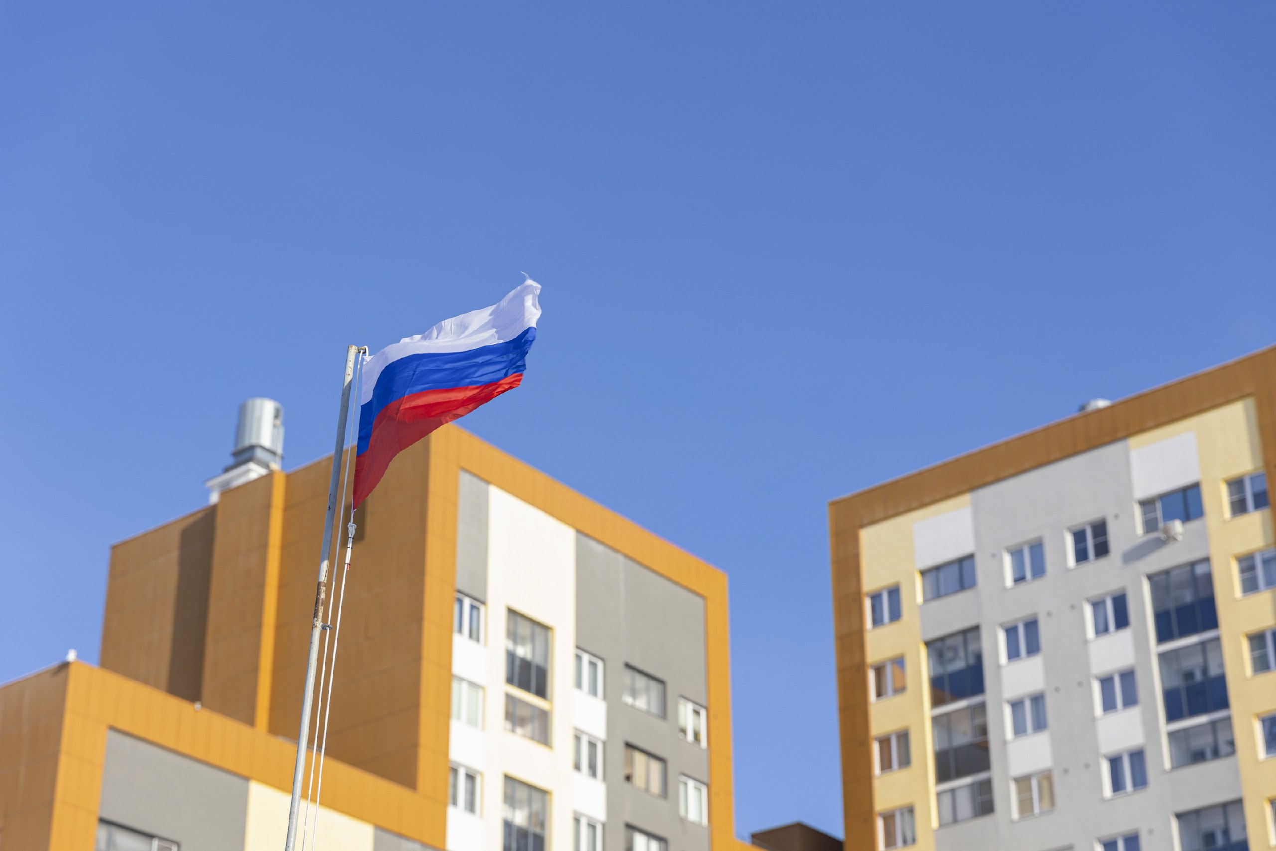 В Госдуме назвали тревожным сигналом рост спроса на рыночную ипотеку в РФ МОСКВА 15 октября ФедералПресс Рост интереса граждан к рыночной ипотеке стал тревожным сигналом указывающим на то что льготные программы больше не удовлетворяют потребности значительной части населения Об этом сообщил зампред комитета Госдумы по строительству и ЖКХ Александр Аксененко Подробнее
