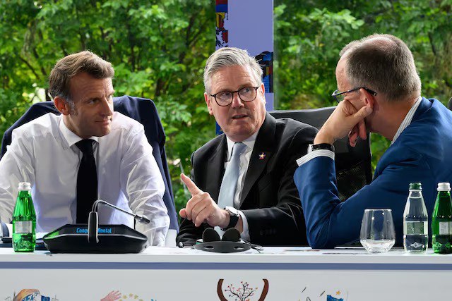 Британский премьер Кир Стармер обсудил прекращение огня в Украине с руководителями США, Франции, Германии и Италии Как сообщает Reuters, западные политики рассмотрели также возможность введения новых санкций против России. Дополнительные ограничения могут быть, если Москва «не проявит серьезного отношения к мирным переговорам». Президент Франции Эммануэль Макрон заявил, что сегодня Владимир Путин может продемонстрировать готовность к диалогу, согласившись на 30-дневное перемирие. Это предложение ранее поддержали Дональд Трамп, Владимир Зеленский и европейские союзники Киева. Сегодня запланирован телефонный разговор между президентами России и США, который должен состояться в 17:00 по мск
