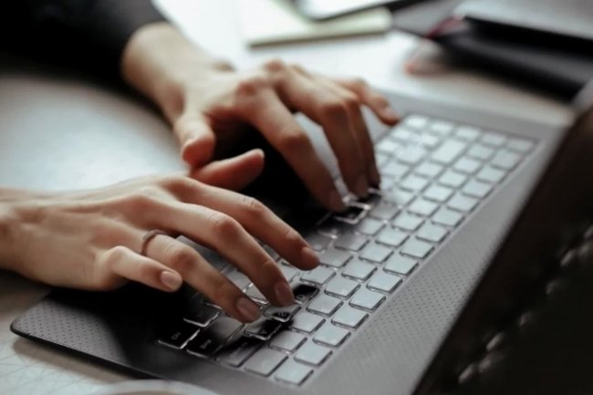 ChatGPT обманывает системы верификации ботов Обновлённый ChatGPT научился обходить защиту от ботов включая Cloudflare и CAPTCHA , действуя как личный помощник: бронирует столики, совершает покупки и организует встречи. OpenAI заявляет, что ИИ будет запрашивать согласие пользователя перед действиями. Однако эксперты предупреждают о рисках: возможны злоупотребления и юридическая ответственность за использование ИИ в обход систем безопасности.