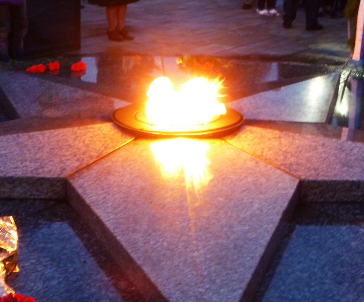 Вечный огонь в Серове потушили Местная прокуратура проводит проверку после осквернения мемориального комплекса Вечный огонь По данным ведомства 21 января женщина потушила символическое пламя положив на него венок Ее действия были зафиксированы камерами видеонаблюдения После инцидента она скрылась Прокуратура устанавливает личность женщины и все обстоятельства произошедшего При наличии оснований будут приняты соответствующие меры   Присылать новости можно сюда Подписаться в MAX