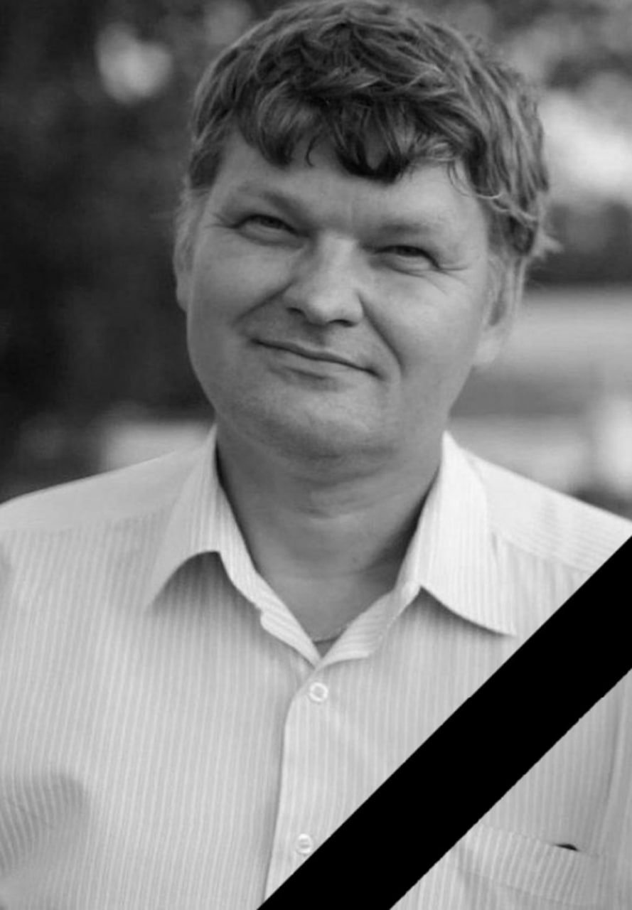 На СВО погиб бывший директор ижевской школы 20 Александр Кудрявцев Об этом Сусанину сообщили в образовательном учреждении Он руководил школой на улице Леваневского с июля 2011 года Именно под его руководством было построено новое здание которое на тот момент стало самым современным в городе В январе 2024 года директор школы отправился на СВО На полях сражения был ранен Навещал Ижевск летом минувшего года Директор пользовался уважением не только среди коллег но и среди родителей учеников К его авторитету они апеллировали когда началась реорганизация созданной им школы Александр Сергеевич был для нашей школы больше чем просто директор он стал её душой и сердцем За годы своей работы он сумел завоевать уважение и любовь каждого ученика учителя и родителя Его удивительная способность находить общий язык и поддерживать теплом и вниманием всех кому дорога наша школа стала символом мудрости и человечности Любовь к нему живёт в каждом уголке нашей любимой школы и пока жива эта любовь жив и он в нашей памяти Прощаемся с человеком чистой души невероятной жизненной энергии и огромного таланта Вечная благодарность и вечная память нашему уважаемому директору говорится в официальном релизе руководства школы Прощание с Александром Сергеевичем Кудрявцевым пройдёт в Ижевске в четверг 25 декабря в 13 00 в соборе Александра Невского ул Максима Горького 66 0 Фото МБОУ СОШ 20 г Ижевск