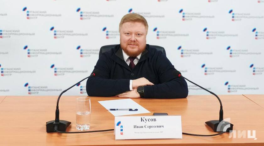 Реорганизация коснется чуть более 100 малонаполненных школ на территории ЛНР. Об этом ЛИЦ сообщил министр образования и науки Республики Иван Кусов. Он добавил, что проект реорганизации прошел необходимые стадии согласования с местными администрациями и родительской общественностью. Также подготовлен пакет документов и пояснительных записок, обосновывающих предстоящие изменения.