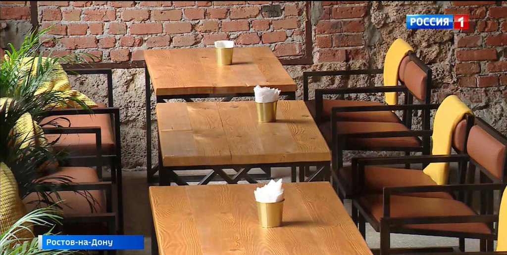 В Ростовской области началась реформа организации уличной торговли Речь идет о летних кафе овощных лотков и других нестационарных объектов Губернатор региона Юрий Слюсарь уже подписал постановление Теперь в каждом населенном пункте утвердят зоны для торговых точек и летних кафе подведут под стандарты их внешний вид чтобы они гармонично вписывались в окружающее пространство Информацию обо всех свободных местах для торговых точек а также правила аренды разместят на единой онлайн платформе Получить места можно будет на открытых электронных торгах При этом местные предприниматели фермеры и ветераны боевых действий с госнаградами смогут получить их без участия в торгах Полностью запретили субаренду чтобы доступ к уличной торговле получали реальные производители Все запланированные меры будут реализованы поэтапно до 2030 года уточнили в правительстве региона Вести Дон Telegram MAX