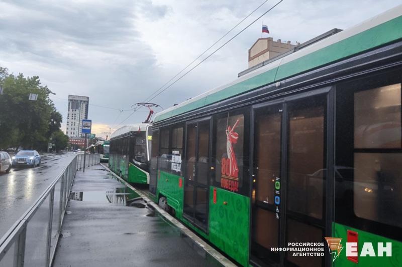 Движение трамваев остановилось в Челябинске из-за дождя  Электротранспорт встал на улице Первой Пятилетки в направлении областного суда. Об этом сообщили в пресс-службе ООО «ЧелябГЭТ».  Вагоны не могут заехать в депо № 1 из-за большого скопления дождевой воды. Из-за этого трамваи № 5 и 22 временно будут курсировать по измененным маршрутам.