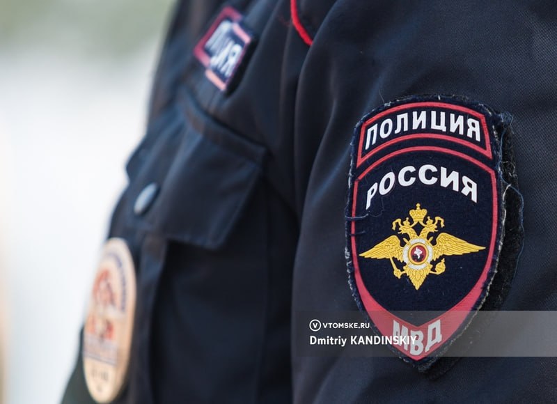 Розыгрыш со стрельбой в Томске обернулся задержаниями Вечером 20 июля в полицию поступило сообщение о стрельбе в районе дома №87 по улице Большой Подгорной. «По предварительным данным, группа молодых людей организовала розыгрыш, в ходе которого неустановленное лицо произвело выстрел в воздух. Предположительно, использовался охолощенный пистолет», — сообщили в МВД. Полицейские задержали пятерых участников инцидента — четверо мужчин и одну девушку. На месте обнаружена гильза, которая направлена на экспертизу. В отношении двух мужчин составлены административные протоколы по части 1 статьи 20.1 КоАП РФ мелкое хулиганство . Проводится проверка. #томск #новоститомска Прислать новость