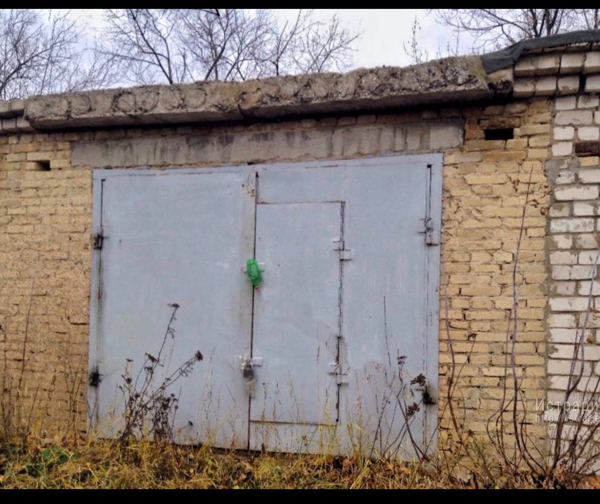 Алле гараж В этом унылом строении хранились великие шедевры Лувра Какая насмешка Судьбы Французские следователи обнаружили гараж в пригороде Парижа где группа воров прятала драгоценности украденные из Лувра Реликвии эпохи Наполеона включая ожерелья и диадемы с тысячами бриллиантов на 88 миллионов евро пока не найдены В этом смысле занюханный гараж оказался надежнее главного музея Франции Напомним как все развивалось 19 октября 2025 года в 9 30 утра группа преступников в шлемах и перчатках подъехала к музею на грузовике с подъемником Они разрезали окно в Галерее Аполлона дисковыми пилами разбили витрины за 4 8 минут и скрылись на скутерах бросив поврежденную корону императрицы Евгении Полиция BRB использовала ДНК с улик камеры и трассировку грузовика Арестованы 4 7 подозреваемых из того же района включая Abdoulaye N 39 лет он пытался бежать в Алжир