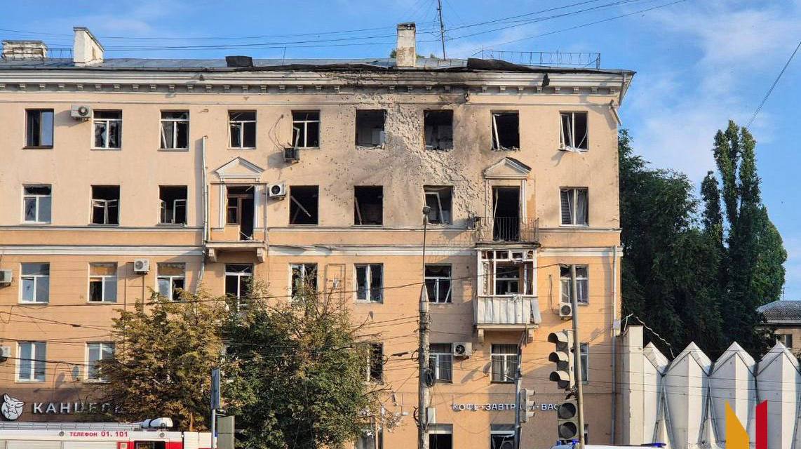 Воронежскую область атаковали 12 беспилотников ВСУ — дрон ранил нескольких людей в центре города Регион ночью подвергся атаке украинских дронов — над областью было сбито и подавлено 12 беспилотников, сообщил губернатор Гусев. Один БПЛА упал в центре города и ранил несколько человек, им оказана медицинская помощь. С травмой плеча госпитализирована женщина. В результате ударов повреждены фасады домов и их остекления, торговые ряды и автомобили. На месте разрушений работают оперативные службы города. Подписывайся на "Голос страны"
