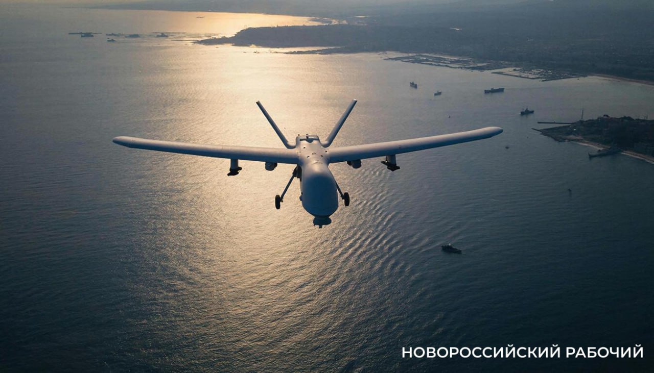 НР общество Штрафы за съемку работы ПВО и последствий падения БПЛА утвердили на Кубани Законодательное собрание Краснодарского края ввело административную ответственность за съемку и распространение материалов о работе систем противовоздушной обороны падении беспилотников и местах дислокации военных подразделений На внеочередной сессии ЗКС опередили за неисполнение или нарушение установленных запретов вводится административный штраф На граждан в размере от 1 тысячи до 3 тысяч рублей на должностных лиц от 10 тысяч до 30 тысяч рублей на юридических лиц от 50 тысяч до 100 тысяч рублей За совершенные повторно действия штраф на граждан предусматривается в размере 5 тысяч рублей на должностных лиц от 30 тысяч до 50 тысяч рублей на юридических лиц от 100 тысяч до 300 тысяч рублей По словам руководителя управления региональной безопасности администрации края Евгения Чупрова таким образом в том числе выполняется поручение Президента РФ об установлении в региональном законодательстве административной ответственности за распространение информации фото видеоизображений географических координат и т д позволяющей определить местонахождение вооружения техники и пунктов временной дислокации российских воинских подразделений а также оценить последствия террористического акта диверсии и иных чрезвычайных происшествий на территории Краснодарского края Председатель ЗСК Юрий Бурлачко подчеркнул что для тех кто этого не понимает и в погоне за хайпом в интернете выкладывает запрещенные видео предусматривается административная ответственность и отметил что сегодня никому не надо дополнительно объяснять чем чревато для нашей безопасности размещение на всеобщее обозрение мест падения беспилотников или работу средств ПВО novorab official Мы в МАХ