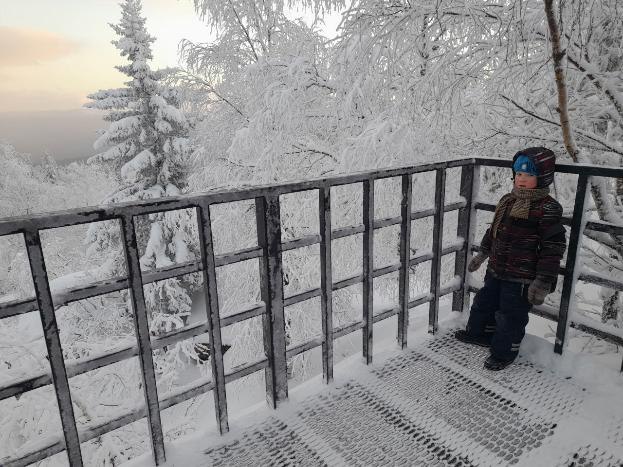 Нацпарк Таганай начал 2026 год с рекорда   www up74 ru articles news 168250 Настоящий ажиотаж наблюдался на экотропе Таганай за 600 шагов в новогодние выходные Популярную локацию в национальном парке посетили более 13 500 человек что является рекордом по посещаемости Чтобы подняться на смотровые площадки туристам приходилось стоять в очереди сообщает пресс служба Таганая Всего за эти 12 дней в национальном парке побывали без малого 30 тысяч человек