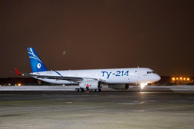 А Алиханов Переговоры о поставках Ту 214 должны вступить в суперактивную фазу Переговоры с авиакомпаниями о поставке самолетов Ту 214 должны вступить в суперактивную фазу так как на машину получен сертификат подтверждающий безопасность ее эксплуатации рассказал журналистам министр промышленности и торговли РФ Антон Алиханов в рамках рабочей поездки в Республику Татарстан передает министерство Глава Минпромторга России напомнил что в конце 2025 года самолет Ту 214 получил сертификат типа То есть это первая машина первый наш среднемагистральный самолет по которому в полностью импортозамещенном облике закончены все испытания и выдан сертификат подтверждающий безопасность его эксплуатации Это значит что собственно в суперактивную фазу должны сейчас вступить переговоры с потребителями с авиакомпаниями и наша задача предоставить им качественный продукт предоставить в том объеме в котором рынок готов его потребить и по той цене которая будет приемлема рассказал Антон Алиханов Ту 214 среднемагистральный узкофюзеляжный самолет вместимостью до 210 пассажиров Машина оснащается отечественными авиадвигателями ПС 90А Подписывайтесь в MAX СолодовниковГД СолодовниковГД