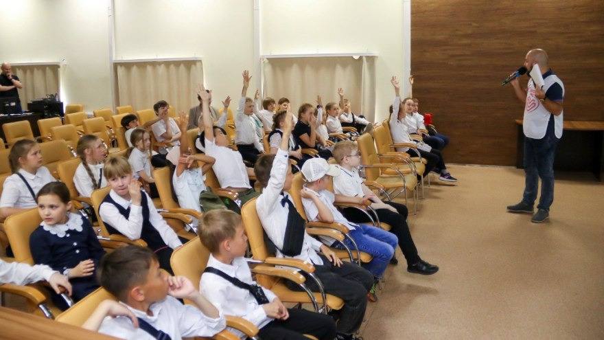 Алтайские железнодорожники провели уроки безопасности для детей с примерами из популярных отечественных мультфильмов  В рамках цикла профилактических мероприятий «Уступи дорогу поездам!», который проходит во всех регионах Западно-Сибирской железной дороги, алтайские железнодорожники провели уроки безопасности для школьников с примерами из популярных отечественных мультфильмов.   Занятия прошли в одной из школ Барнаула. Детям показали отрывки из мультфильмов, а затем участники мероприятия в игровой форме обсудили правильность действий сказочных героев на платформах и железнодорожных путях. В заключительной части урока работники магистрали вручили школьникам тематические сувениры.  Западно-Сибирская магистраль напоминает, что железная дорога – это зона повышенной опасности. При нахождении на инфраструктуре необходимо неукоснительно соблюдать правила безопасного поведения, переходить пути только в установленных местах, снимать наушники и капюшон, чтобы заметить приближающийся поезд.
