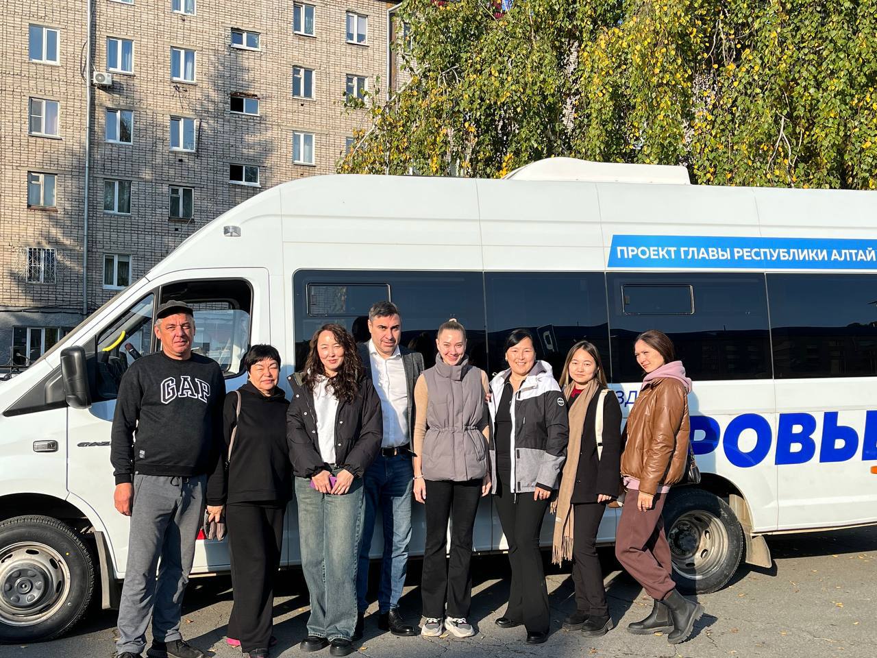 Автопоезд Здоровье начинает второй в этом году объезд Республики Уже на этой неделе он будет одновременно работать в сёлах Кош Агачского и Майминского районов 23 сентября Джазатор 24 сентября Кокоря и Алферово 25 сентября Жана Аул и Манжерок 26 сентября Подгорное В составе выездной бригады востребованные в районах специалисты и врачи медицинского отряда быстрого реагирования МОБР В их числе терапевт педиатр эндокринолог стоматолог офтальмолог невролог кардиолог ЛОР акушер гинеколог врач УЗИ диагностики Решение о работе автопоезда два раза в год мы приняли во время встреч с жителями Чтобы как можно больше людей могли пройти обследования и попасть на прием в том числе к узким специалистам В первый круг автопоезд Здоровье посетил 29 сёл за три месяца Врачи приняли 6 5 тысяч жителей в том числе более тысячи детей Неотложную помощь получили без малого 600 пациентов Для жителей было организовано обучение первой помощи Продолжим эту практику и сейчас Вместе с врачами в районы отправятся инструкторы ГСО