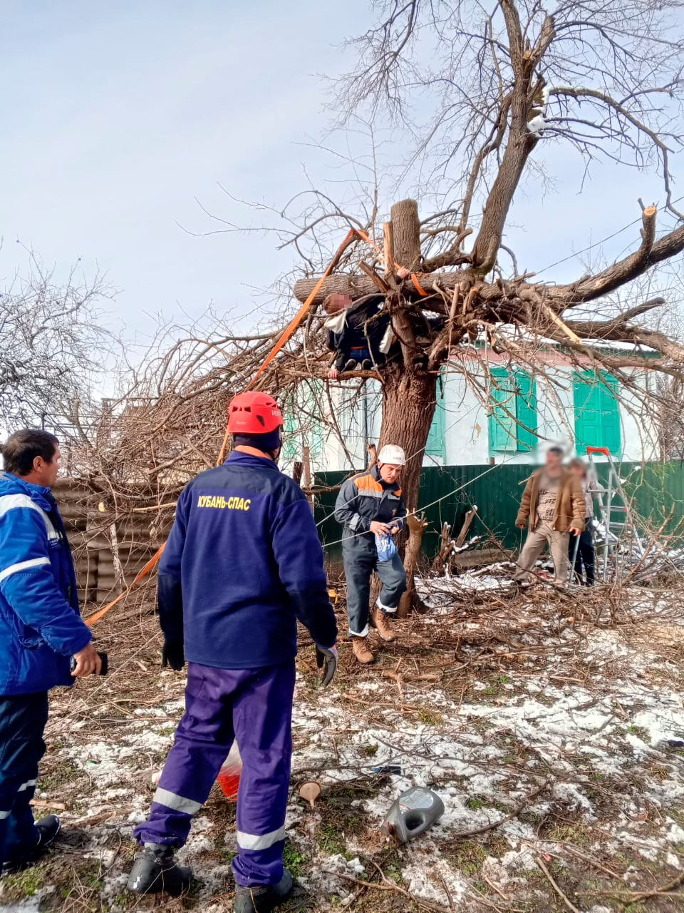 Помощь спасателей понадобилась парню, который неудачно спилил дерево и оказался в беде      Во время работы по спилу дерева, молодой человек 2005 года рождения, не рассчитал свои действия, и ствол спиленного дерева упал на него. Парень оказался обездвижен, дерево зажало ему ногу и повредило лицо.      За помощью обратились прохожие. Спасатели Псебайского АСО немедленно выехали на место происшествия. По прибытию оценили обстановку. Тяжелый ствол дерева крепко прижал парня. Очевидец - владелец трактора, предложили свою помощь. Пострадавшему наложили жгут на поврежденную ногу. Используя бензопилу, альпинистское снаряжение и трактор, аккуратно подняли дерево и освободили молодого человека.      После успешного освобождения пострадавший был спущен на землю и передан работникам скорой помощи для дальнейшего лечения.      Спасибо всем неравнодушным людям!