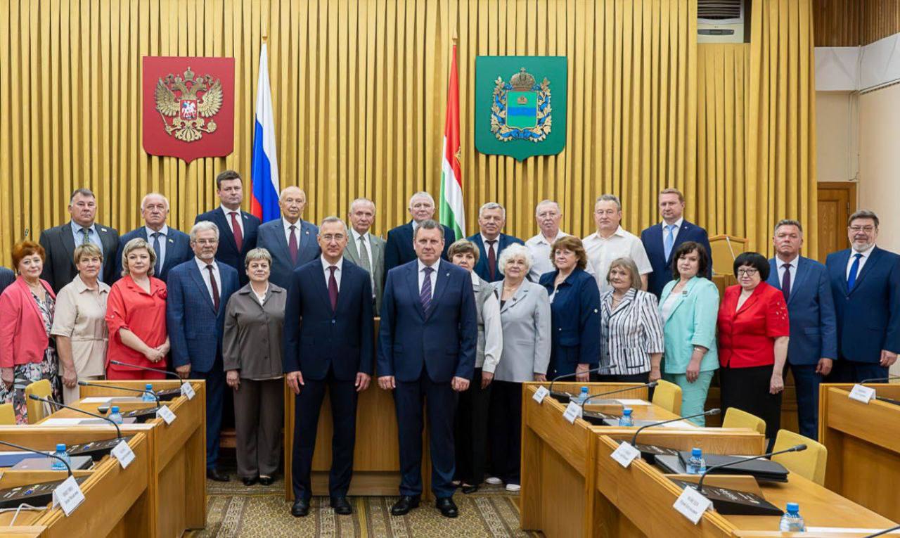 Достижения области за 5 лет Губернатор Владислав Шапша провёл заседание консультативного совета с главами муниципальных образований области. Обсудили, как регион справлялся с вызовами последних пяти лет: пандемией, санкционным давлением, работой в условиях СВО. Несмотря на всё, область продолжает развиваться: 1-е место в ЦФО и 3-е в стране по темпам роста промышленного производства; Положительная динамика по налогу на прибыль; Рост доходов бюджета — больше возможностей для решения проблем жителей; Строительство жилья, школ, спорткомплексов, ФАПов, объектов культуры; Около 1,5 тыс. проектов поддержали по программе инициативного бюджетирования; Финансирование из областного бюджета на эти цели выросло в 2,5 раза. «Спасибо главам муниципалитетов за совместную работу, высокую самоотдачу, преданность делу и родной земле. Жители вручают вам свои наказы, делятся насущными проблемами. Ответственность огромная: быть помощниками, защитниками интересов жителей. Главная оценка этой работы – доверие земляков», — сказал глава региона. Прислать новость Заказать рекламу