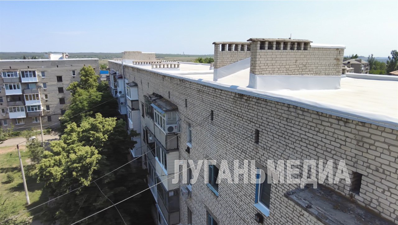Курганцы ремонтируют кровлю в многоквартирном доме Краснодона   ‍ В рамках специального инфраструктурного проекта специалистами региона-шефа  Курганской области продолжаются работы по ремонту кровли в Краснодоне.   Завершен настил рулонного полимерного кровельного материала 3-х подъездов многоквартирного дома, расположенных по улице Дзержинского. Представитель региона-шефа Владимир Влеско рассказал о том, что работы по ремонту кровли приблизились к завершающей стадии.  - Было накрыто более 1600 квадратных метров, согласно проектно-сметной документации. Работы не завершены на сегодняшний день, осталось установить фасадные детали и ограждения, - отметил Владимир Влеско.   На все виды основных работ у бригады компании подрядчика ушло меньше месяца. Специалисты также заменили систему водостока и установили вентиляцию. Всего силами региона-шефа в текущем году будет заменена кровля на шести объектах – в стоматологической поликлинике и пяти многоквартирных домах.            Вконтакте       Одноклаcсники