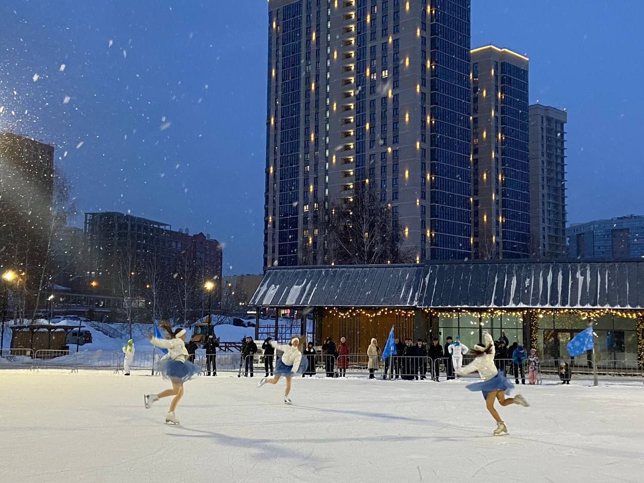 Самыми популярными городскими площадками в новогодние праздники стали ледовые катки хоккейные коробки и крытые ледовые спортивные объекты Во время каникул на них побывали свыше 177 тысяч жителей и гостей Новосибирска Муниципальные лыжные трассы за это время приняли более 47 тысяч человек По всему городу проходили культурные и спортивные мероприятия для детей и взрослых В новогоднюю ночь на главной городской ёлке и центральных праздничных площадках собрались более 10 тысяч человек Новосибирский зоопарк принял более 20 тысяч гостей В праздничные дни новосибирцы активно проводили время на городских площадках выбирая отдых на свежем воздухе