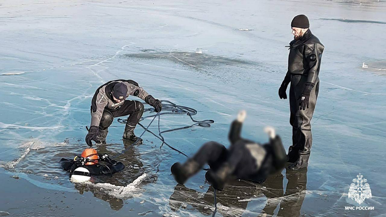 Во Владивостоке водолазы достали тело утонувшего рыбака — КАДРЫ 18+  Очевидец, обнаруживший тело вызвал спасателей МЧС на место трагедии. Водолазы вытащили на поверхность окоченевшее тело.  МЧС предупреждает — выход на тонкий лед опасен! Последствия необратимы.