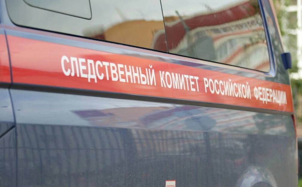  Обвинения во взятках предъявили трем сотрудникам Госжилнадзора Башкирии Обвинения в получении взяток предъявили еще трем сотрудникам Государственного комитета Башкирии по жилищному и строительному надзору Госжилнадзор , сообщили в Следственном управлении СКР по республике. Чиновники брали взятки от представителей бизнеса за введение в эксплуатацию строительных объектов, считает следствие. По информации РБК Уфа, фигурантами стали начальник отдела санитарно-эпидемиологического и экологического надзора Дмитрий Антонов и два главных специалиста-эксперта отдела пожарного надзора Ринат Мутигуллин и Данис Арсланов. Следствие полагает, что сотрудники в сговоре с руководством получали через посредников взятки от представителей коммерческих организаций. Размер вознаграждения составлял 250–800 тыс. руб. Чиновники за деньги гарантировали «беспрепятственное подписание и выдачу положительных заключений о соответствии построенных объектов проектной документации». РБК-УФА