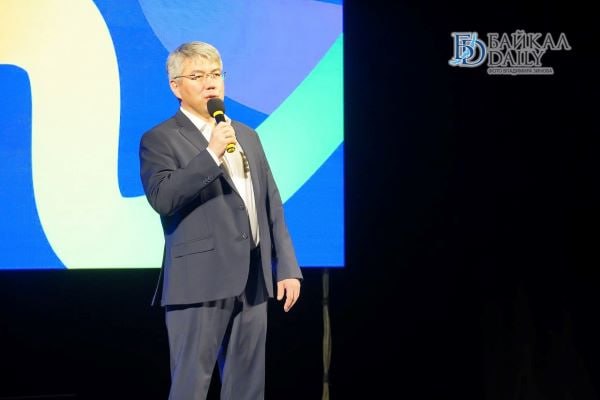 Глава Бурятии объяснился о своих частых визитах в Москву Утром 19 февраля глава Бурятии Алексей Цыденов вернулся из очередной поездки в столицу России Об этом он сообщил в своём MAX канале Езжу туда чтобы напрямую с федеральными министрами и руководителями ведомств решать вопросы по развитию республики пояснил он На этой неделе в течение двух дней также удалось обсудить несколько вопросов Также глава республики поделился успехами с недавней командировки MAX VK