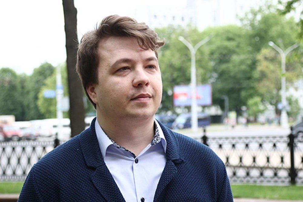 Роман Протасевич считавшийся белорусским оппозиционером на деле был сотрудником разведки Беларуси рассказал Александр Лукашенко По его словам чтобы сохранить прикрытие Протасевича пришлось проводить операцию по его задержанию Хотя нам не нужно было его задерживать Он приехал в Грецию его туда вызвали он доложил разведчикам все что нас интересовало получил задание и летел обратно заявил Лукашенко Он также напомнил что из за этой истории с задержанием против Беларуси Западом были ведены санкции Подписаться на Российскую газету в Читать нас в MAX