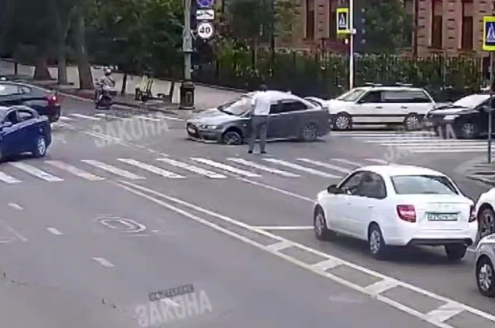 Асфальт провалился под колесом автомобиля в центре Краснодара  На перекрестке улиц Красной и Длинной под колесом автомобиля образовалась глубокая яма. Причиной происшествия стало повреждение ливневой канализации.  Провал оградили, ремонтные работы запланированы на ночь со 2 на 3 июля. Случившееся попало на камеру Единого диспетчерского центра Краснодара.     Камеры ЕДДС    Написать в редакцию/заказать рекламу:     Подписаться на «Утренний Юг»