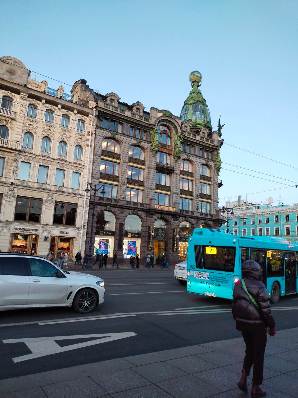 В Петербурге выглянуло солнце после четырех пасмурных дней, однако ясная погода сменилась снова облачностью, во второй половине дня пройдут дожди. Об этом сообщил главный синоптик города Александр Колесов.Температура воздуха снова повышается, к вечеру она дойдет до +6 градусов. В субботу будут порывы ветра до 15-17 м/с, но потом западный ветер принесет тепло, которое повысит температуру до +7…+9 градусов. Дождь пройдет во второй половине дня.