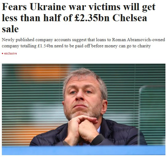Украина не получит даже половины средств от продажи клуба Chelsea принадлежавшего ранее предпринимателю Роману Абрамовичу Полученные в 2022 году в результате сделки 2 35 млрд сейчас заморожены на банковском счету материнской компании Chelsea и 1 54 млрд из них являются ее кредитными обязательствам Долги должны быть погашены до того как остаток будет перечислен в благотворительный фонд помощи Украине сообщает The Times Издание подсчитало что выплаты Украине могут составить всего 923 млн По информации источников The Times кредитные обязательства будут погашены в интересах Camberley International Investments Limited зарегистрированной на острове Джерси и принадлежащей самому Абрамовичу Этими средствами компания фактически финансировала Челси пока предприниматель владел клубом Роман Абрамович владел британским футбольным клубом Челси с 2003 по 2022 год В марте 2022 года власти Великобритании в связи с украинским конфликтом ввели санкции против бизнесмена его активы были заморожены Абрамовича вынудили продать Челси Новым владельцем стал консорциум во главе с американским бизнесменом Тоддом Бели В июне этого года представители властей Великобритании пригрозили Абрамовичу судебным преследованием Причиной стало то что полученные от сделки средства не были переданы в специально учрежденный благотворительный фонд в поддержку пострадавших от событий на Украине Выяснилось также что власти видят пострадавших только в тех кто находится с украинской стороны а Роман Абрамович с обеих сторон конфликта