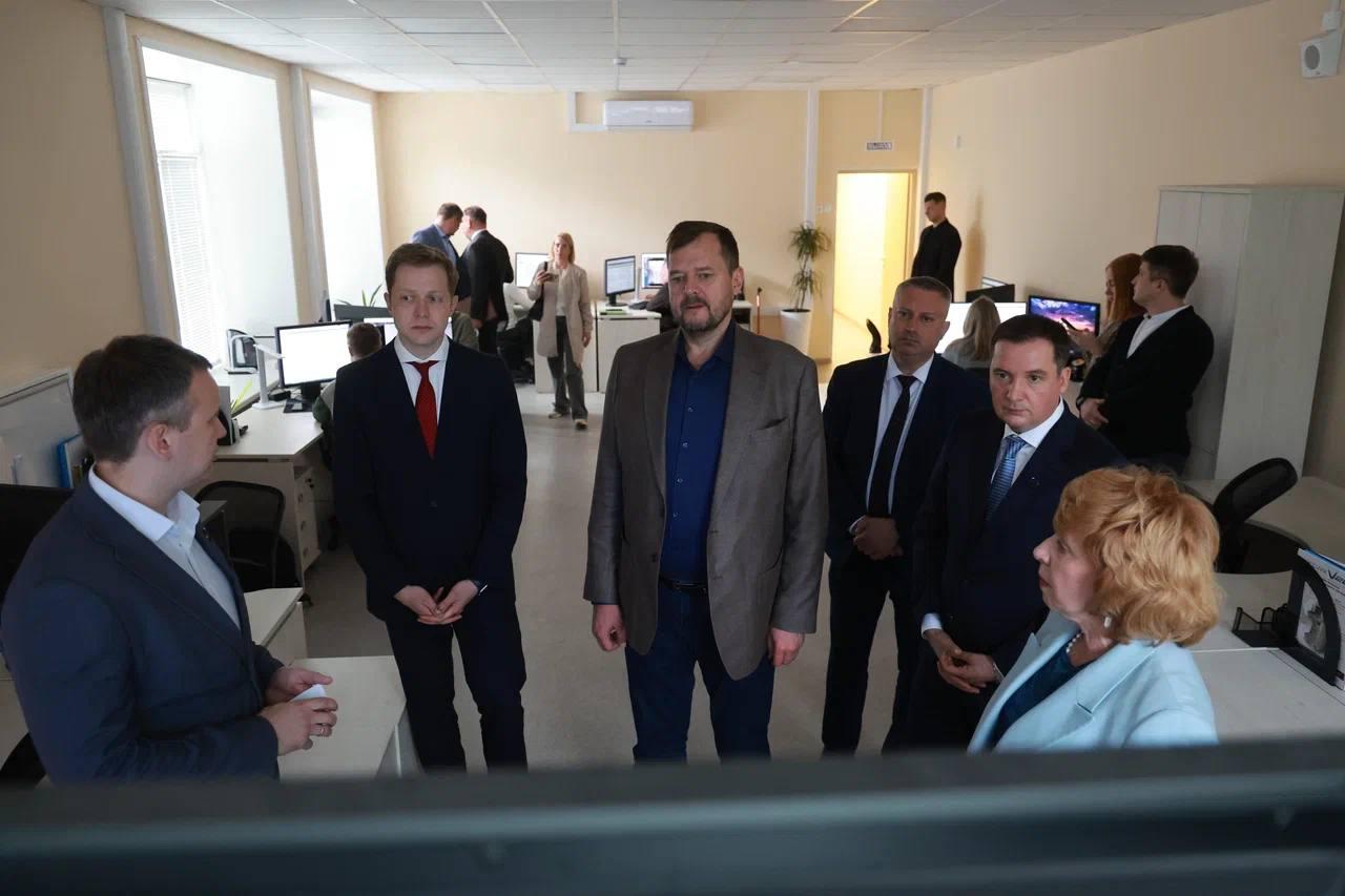 Совместно с Александром Витальевичем посетили Архангельский медицинский информационно-аналитический центр. Ознакомился с цифровой медициной региона, работой референс-центра, который обеспечивает описание диагностических снимков – от ЭКГ до КТ и МРТ. В день центр обрабатывает до 1500 снимков, в том числе с использованием искусственного интеллекта. Обсудили возможность предоставления таких же услуг на базе лечебных учреждений Запорожской области, обсудили перспективу сотрудничества по диагностике и организации информационной службы 122. Также у наших специалистов будет возможность поучиться у архангельских коллег. Уверен, опыт специалистов Архангельского медицинского информационно-аналитического центра будет полезен для развития системы здравоохранения Запорожской области.