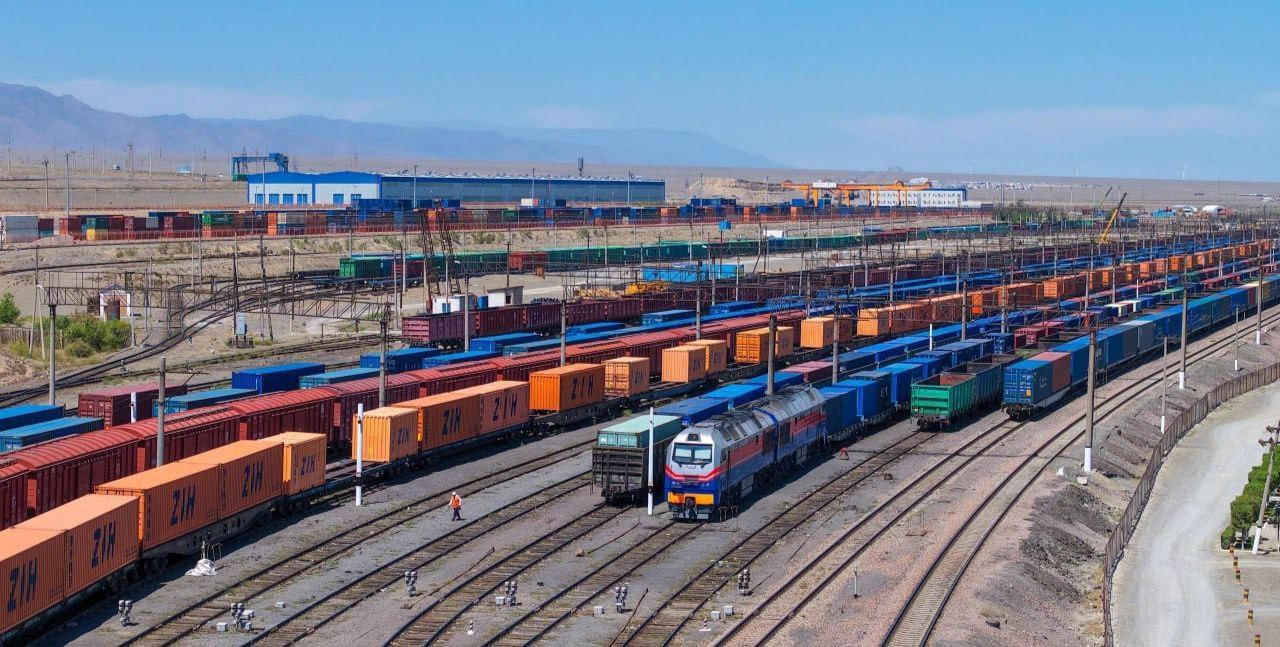 На 11 меньше контейнерных поездов прошло из Казахстана в Китай через МГСП Достык Алашанькоу За 10 месяцев 2025 года через межгосударственный стыковой пункт Достык Алашанькоу из Казахстана в Китай проследовал 2041 контейнерный поезд передает Железнодорожник Казахстана Это на 251 поезд или на 11 меньше чем годом ранее Причины сокращения объемов экспортных контейнерных ж д перевозок через этот погранпереход снижение спроса и изменение логистических потоков Иакже стало известно о том что за этот период из Китая прибыли в Казахстан через погранпереход Достык Алашанькоу 2598 контейнерных поездов Читайте также Объем ж д транзита из России в Китай через Казахстан вырос на 40 Контейнерный ж д транзит из России через Казахстан вырос на 41 Logistan info Логистика Экономика