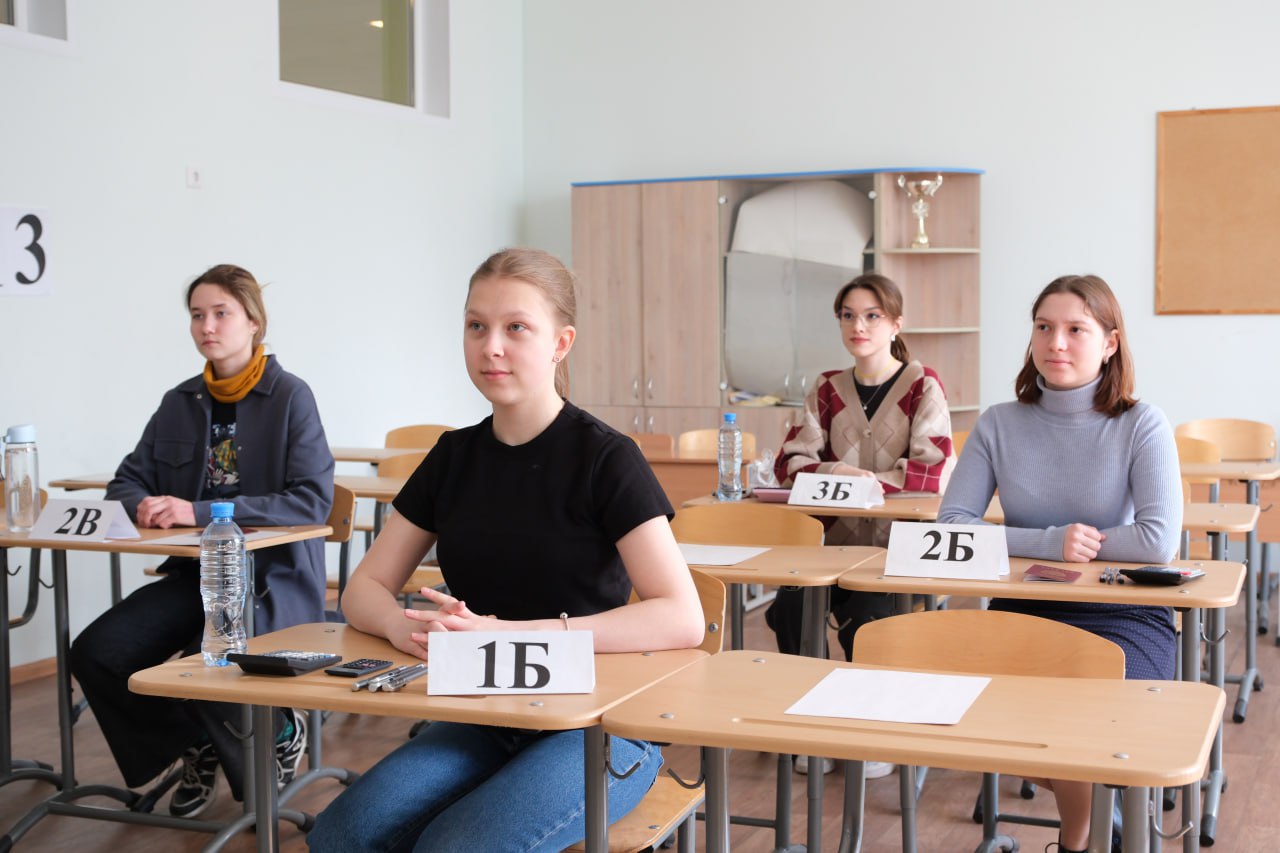 Прикамье готово к проведению итоговых экзаменов у выпускников школ Сегодня на Заседании Правительства обсудили подготовку и проведение государственной итоговой аттестации в 2025 году. В этом году экзамены сдают более 42 тысяч ребят, почти 10 тысяч из них — выпускники одиннадцатых классов, которых летом ждет поступление в вузы. В прошлом году по качеству и объективности проведения ЕГЭ Прикамье заняло 1 место по России. В этом году стремимся сохранить лидерство. Организовали 235 пунктов для проведения экзаменов у девятиклассников и 88 — для экзаменов у одиннадцатиклассников. Наши школьники ежегодно показывают хороший результат на ОГЭ и ЕГЭ. По итогам прошлого года средний балл по ЕГЭ в Пермском крае значительно превысил средний балл по России. Особую гордость вызывают успехи наших ребят в таких сложных дисциплинах, как физика, химия, информатика и география. Первые экзамены начнутся на следующей неделе. 21 мая девятиклассников ждет сдача экзамена по иностранным языкам. А 23 мая одиннадцатиклассники будут сдавать историю, литературу и химию. Желаю всем ребятам спокойствия, уверенности и успехов в прохождении экзаменов!