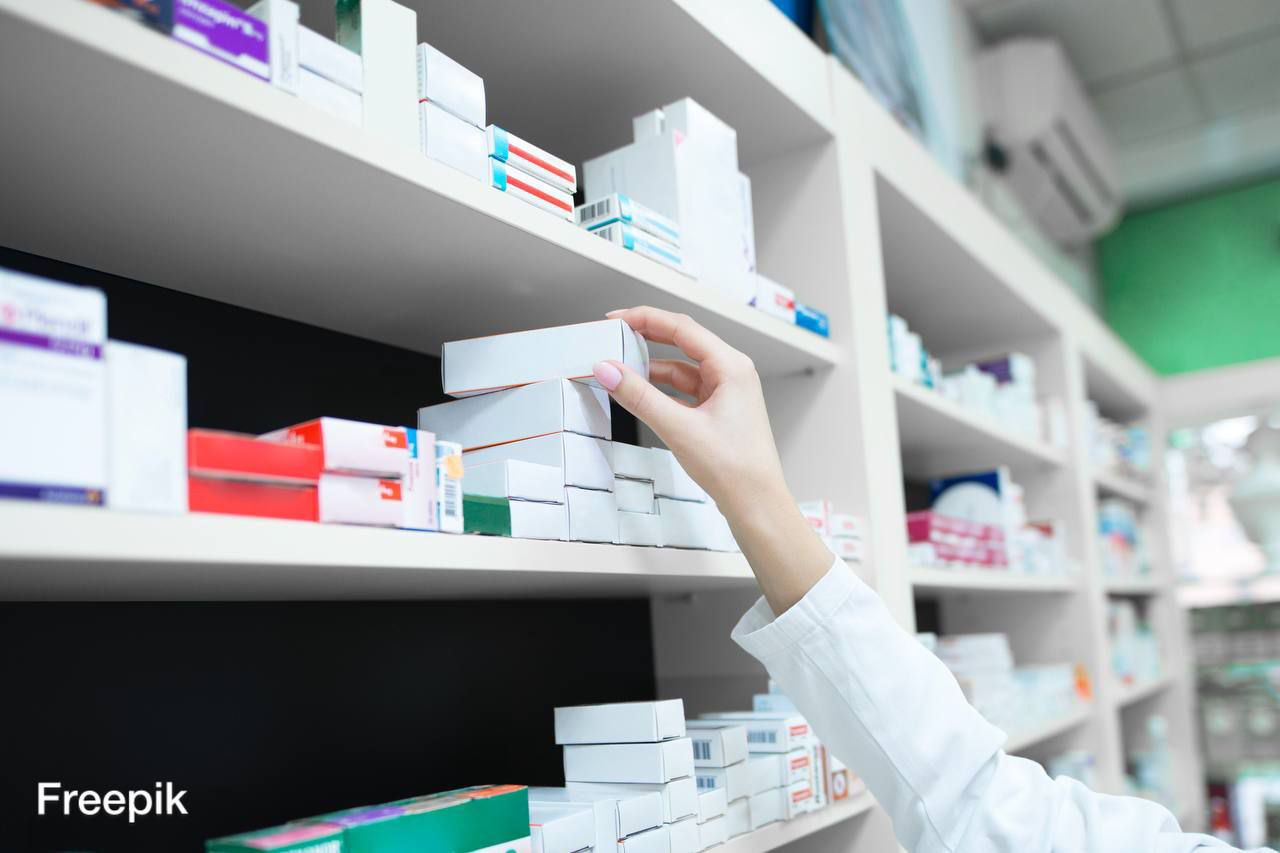 Роль нашего региона в важных задачах фармацевтики Владимир Путин сегодня провёл первое в этом году совещание с членами Правительства Один из тезисов выступления за последние годы российская фарма сделала колоссальный шаг вперёд Россия выпускает 86 всех лекарств из перечня жизненно необходимых При этом не менее десяти новых фармпроизводств планируется построить в РФ к 2030 году Большой вклад вносит Калужская область За последний пять лет фармкластер региона вырос в 2 5 раза Сегодня он объединяет порядка 70 предприятий По оценке экспертов Калужская фарма показывает хороший рост Сейчас крупнейший в Европе завод радиоизотопов для фармацевтики строится в Обнинске Он полностью закроет потребности российского здравоохранения В конце прошлого года Владислав Шапша представил концепцию научно технологического развития до 2040 года Одно из ключевых направлений ядерная медицина и инновационная фармацевтика В этом году планируется запустить производство материалов для диализа Во время последнего визита в Индию губернатор обсуждал запуск производства субстанций для лечения онкологии Подписывайтесь на наш канал в Максе