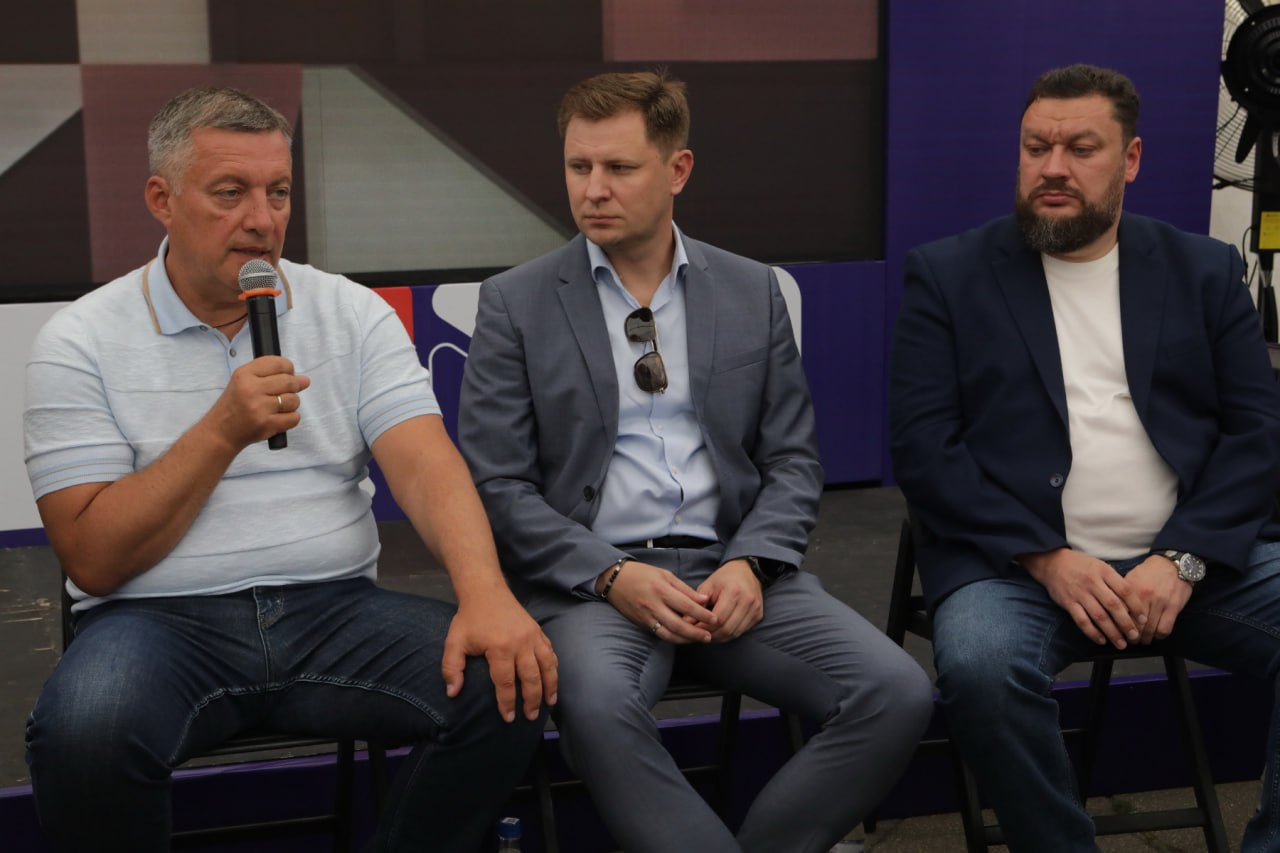 От теплового луча до нового аэропорта: губернатор назвал четыре вызова для иркутских строителей   «Стройка – это двигатель прогресса», – отметил губернатор Иркутской области Игорь Кобзев на встрече со строителями и горожанами, которая прошла в рамках праздника «Строй-ка фест» и назвал основные направления развития Иркутска и региона, где строительный комплекс может в полной мере реализовать свои возможности.  – Я думаю, тепловой луч – это первое направление, где строители могут реализовать себя и сделать так, чтобы прилегающая территория стала лучше, краше, интереснее, комфортнее, безопаснее. Это вызов строителям, чтобы они доказали, что могут построить красивый городской район с современной инфраструктурой.  Ещё одна точка приложения сил для строительных компаний – модернизация Ершовского водозабора. Этот проект поддержан на уровне правительства страны.  Вызовом строителям Игорь Кобзев также назвал инфраструктурный проект по Байкальскому тракту, который необходим для развития туристической отрасли.  Следующее направление – это строительство современного авиаузла, который, по словам губернатора, позволит Иркутской области не только конкурировать с другими регионами Сибири и Дальнего Востока, но и станет точкой роста для Иркутской агломерации.  – Именно авиаузел объединит Иркутск, Шелехов, Ангарск в единую агломерацию. Это точка, которая даст рост не только пассажиро- и грузоперевозкам, но и строительству новых дорог, формированию сетевой инфраструктуры, развитию малого и среднего бизнеса, – подчеркнул Игорь Кобзев.    Фото: Андрей Фёдоров