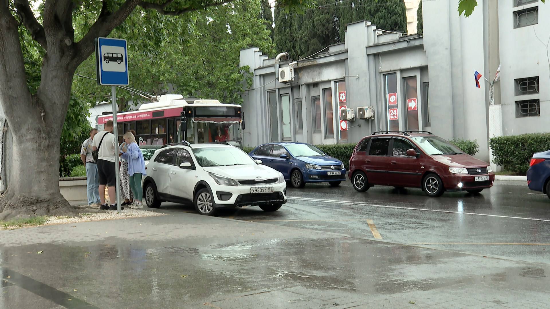 Не все автобусы выходят на линии не соблюдается график движения подвижной состав в неудовлетворительном состоянии Эти и другие вопросы обсудили власти Ялты во время совещания с компаниями перевозчиками Предварительно в городе и близлежащих посёлках специалисты провели мониторинг и установили что каждая четвёртая единица не выезжает на маршрут по различным причинам В администрации отметили работа общественного транспорта на Южнобережье требует срочных мер реагирования В ближайшее время рассмотрят вопросы увеличения количества или вместимости машин продолжительность работы пассажирского автотранспорта в вечерние часы состояние остановок и наличие расписания Учтут и пожелания крымчан Подпишитесь на yalta24tv