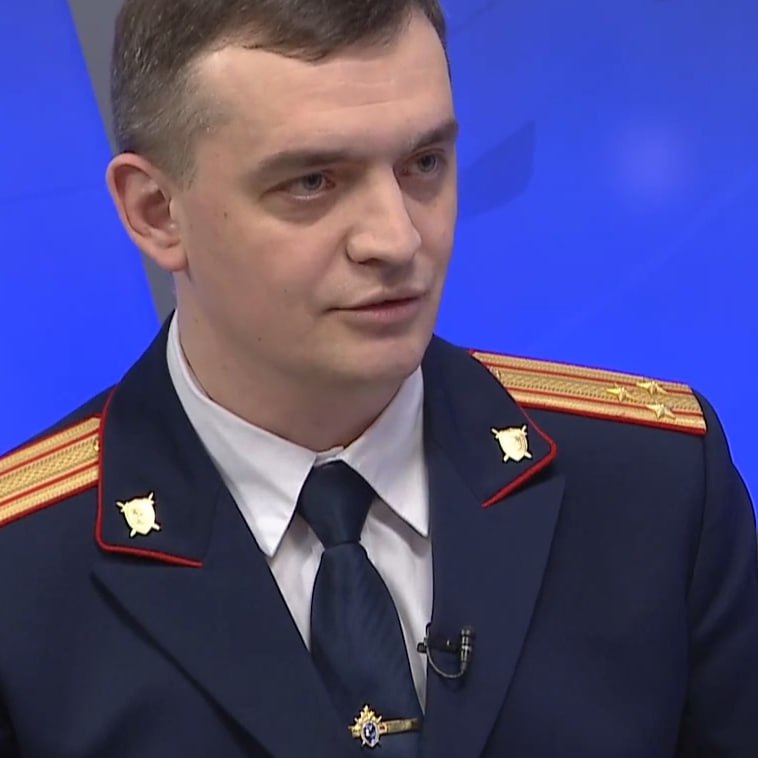 #Карелия #назначения Следком Карелии возглавит 44-летний полковник. Глава Следкома России Александр Бастрыкин назначил и.о. руководителя карельского Следкома экс-замруководителя ведомства по Новгородской области Андрея Степанова. Как сообщает издание «Фактор», 5 августа сотрудникам карельского управления представят нового руководителя. Полковнику юстиции Андрею Степанову 44 года. С 2003 года он работал в прокуратуре, а в 2007 году перешел в Следком Новгородской области, где в 2022-ом был назначен замом руководителя. Напомним, что предыдущий руководитель карельского Следкома Евгений Швец недавно покинул пост. Он отработал в Карелии 6 лет.