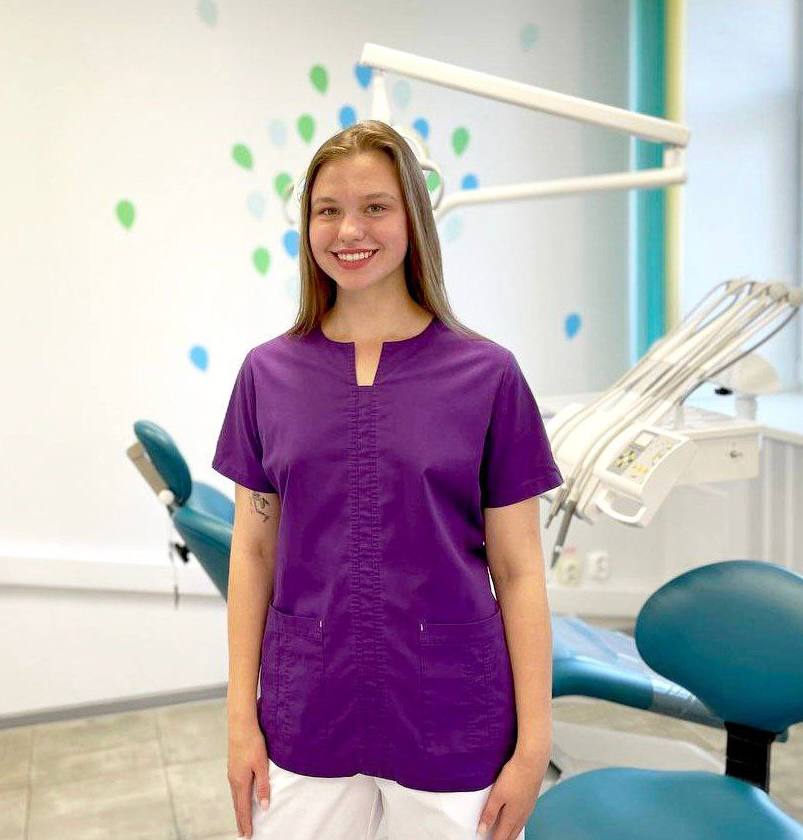 В Калужской области будут готовить стоматологов КГУ им К Э Циолковского получил лицензию и в этом году открывает кафедру стоматологии Об этом рассказал губернатор Владислав Шапша Он также напомнил что в конце прошлого года приняли закон о дополнительной мере соцподдержки медработников оказывающих помощь детям Ввели единовременную денежную выплату в размере 350 тыс рублей для детских врачей наиболее дефицитных специальностей стоматологов хирургов и анестезиологов реаниматологов отметил он и добавил что получить ее смогут те кто впервые трудоустроился в медицинские госучреждения региона не ранее первого января 2025 го года и отработавшие в них не менее двух лет