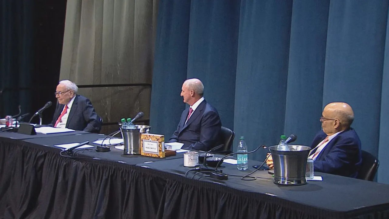 Berkshire готовится продать 28 акций Kraft Heinz поскольку новый генеральный директор стремится исправить редкую оплошность Баффета BRK B KHC Конгломерат владеющий страховыми компаниями GEICO и BNSF Railway зарегистрировал все свои 27 5 акций Kraft Heinz в заявке что позволяет Berkshire выйти из бизнеса по производству хот догов и макарон с сыром Berkshire является крупнейшим акционером Kraft Heinz Акции Kraft Heinz упали на 7 5 на премаркете после выхода этой новости jkinvest news jkinvest