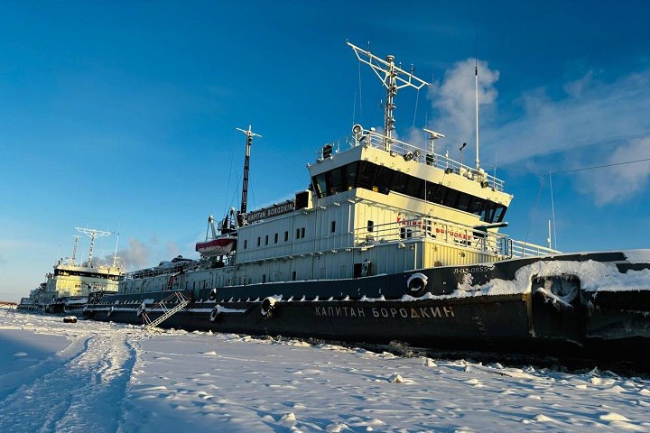 Флот готовят к навигации в Якутии Работники Ленского объединенного речного пароходства приступили к подготовке флота к навигации 2026 года Особое внимание уделяется модернизации нефтеналивных судов в соответствии с утвержденными техническими регламентами После оснащения вторым дном в состав флота войдут несколько танкеров включая Ленанефть 2041 и Ленанефть 2031 Планируется ввести в эксплуатацию и направить для работы в арктических районах Якутии три судна типа СПН Соответствующие ремонтные работы ведутся на Жатайском судоремонтном заводе и Пеледуйской базе Кроме того на слип для замены днища будут поставлены ряд теплоходов в том числе Иннокентий Высоких и Валентин Вычужин В течение сезона специалисты Российского классификационного общества должны будут освидетельствовать 171 единицу флота Фото ПАО ЛОРП