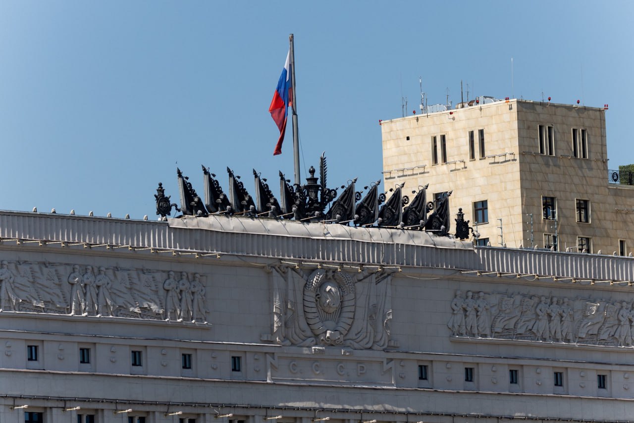 Суд отпустил контр адмирала укравшего полмиллиарда у Минобороны Николая Коваленко признали виновным в хищении 592 млн рублей при ремонте зенитных комплексов и приговорили к четырем с половиной годам колонии Но за решеткой отставной военачальник не проведет ни дня его освободили прямо в зале суда из за болезни Фигуранту громкого дела придется выплатить только штраф 500 тысяч рублей В 2013 2017 годах контр адмирал за бесценок закупал у Украины чермет под видом новых запчастей для корабельной ПВО Схему Коваленко проворачивал вместе с подельниками из разных структур ВМФ и заводов оборонки Они получили более серьезные сроки Остается пожелать здоровья если военачальник поправится до истечения срока давности приговора его ждет камера Подпишитесь на Абзац TG VK Дзен MAX Rutube