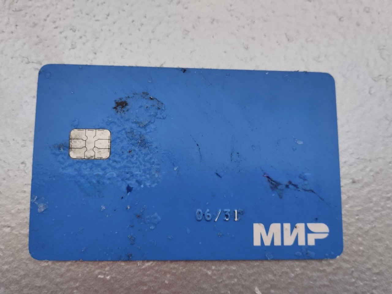 Покупки за чужой счет привели жительницу Орла к уголовному делу В региональном УМВД рассказали что в полицию обратилась жительница Железнодорожного района Орла Женщина сообщила что потеряла банковскую карту и позже получила смс уведомления о списании с неё около 4 тысяч рублей Выяснилось что картой расплатились в одном из магазинов города Изучив записи с камер видеонаблюдения полицейским удалось установить подозреваемую Ею оказалась жительница областного центра Следователи выяснили что женщина нашла чужую банковскую карту и воспользовалась ей для покупок После этого карту она выбросила Возбуждено уголовное дело Подозреваемая находится под подпиской о невыезде Кстати использование чужой банковской карты может обернуться серьёзными последствиями от штрафа до ограничения свободы Perviy Oblastnoi Мы в МАХ