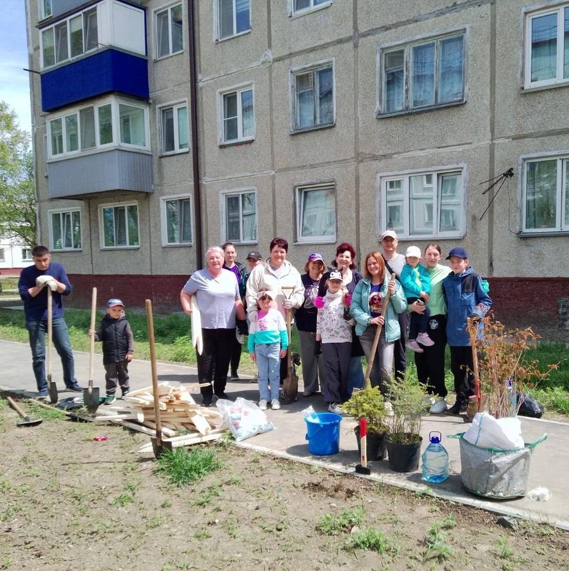В преддверии «Международного дня соседей» в планировочном районе Хомутово прошла высадка деревьев. Руководитель фракции «Единая Россия» Городской Думы города Южно-Сахалинска, Секретарь первичного отделения Партии Татьяна Рудакова, совместно с жителями Хомутово, организовала посадку молодых деревьев. Была высажена «Аллея сакуры», а также молодые ёлочки и лиственницы. Эту акцию приурочили к 80-летию Великой Победы. - Мы выражаем искреннюю благодарность администрации города и МКУ "Управление охраны окружающей среды и озеленения города Южно-Сахалинска" за предоставленные саженцы сакуры. Особая признательность ЖЭУ-10 за предоставленный инвентарь и оказанную помощь, а также активистам «Женского движения Единой России» и нашим уважаемым жителям, которые проявили инициативу и поддержали эту важную акцию, посвящённую нашей Великой Победе, - отметила Татьяна Рудакова. #ЕР65 #деньсоседей #ШколаЖКХ65 #деньсоседей65