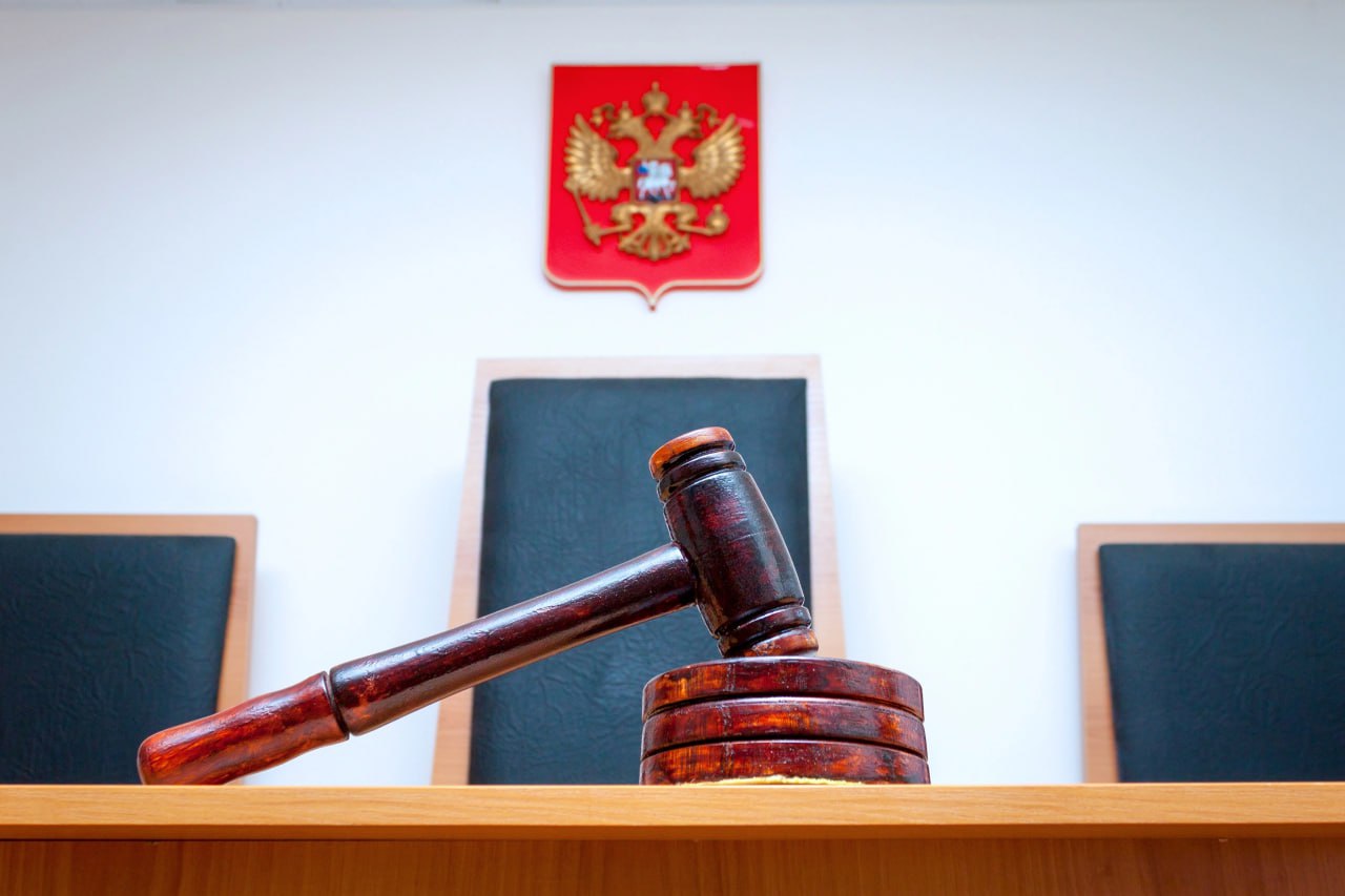 В Ростове уроженца Энергодара приговорили к 5 годам колонии за комментарий оставленный в Telegram Жителя Энергодара в Запорожской области Ролана Майнова приговорили к пяти годам колонии общего режима за публичное оправдание терроризма Об этом сообщили в УФСБ России по Южному военному округу По данным спецслужбы осужденный опубликовал в одном из мессенджеров комментарий положительно оценивающий деятельность одного из украинских националистических батальонов который запрещен на территории Российской Федерации и признан террористическим Мужчину задержали возбудив против него уголовное дело по ч 2 ст 205 УК РФ публичное оправдание терроризма Южный окружной военный суд в Ростове на Дону признал его виновным Помимо лишения свободы Майнова лишили права в течение двух лет заниматься администрированием интернет сайтов а также страниц форумов чатов и групп в социальных сетях Подписаться на Новости Ростова Прислать новость Мы в Max rostovnews61