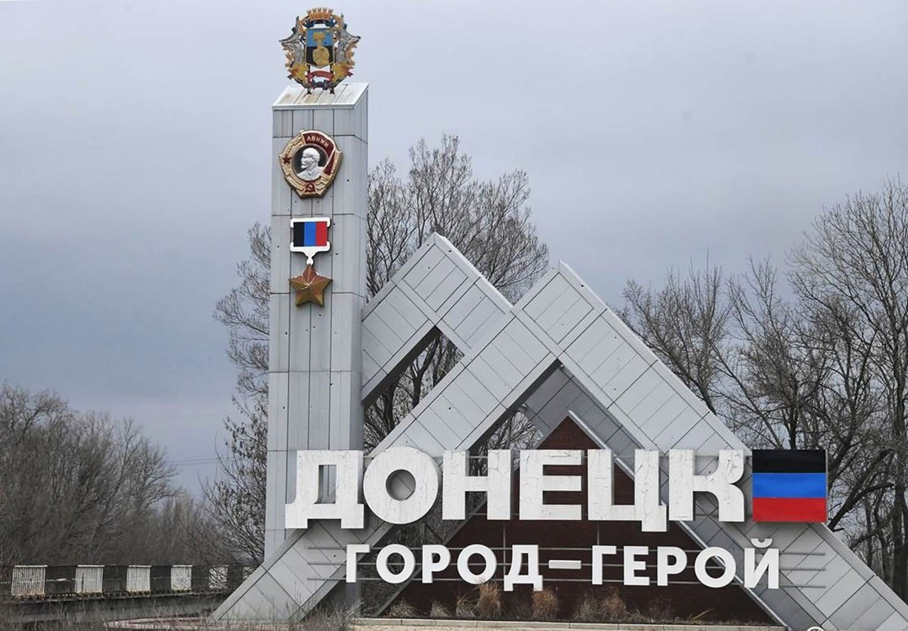 Новый автобусный маршрут соединит Крым с городами Донбасса и Новороссии. В преддверии курортного сезона запущен межрегиональный рейс «Керчь – Донецк». В летний период автобусные отправления будут осуществляться каждые два дня, выезжая из Керчи и возвращаясь из Донецка. На маршруте предусмотрены остановки в Феодосии, Судаке и Мариуполе.
