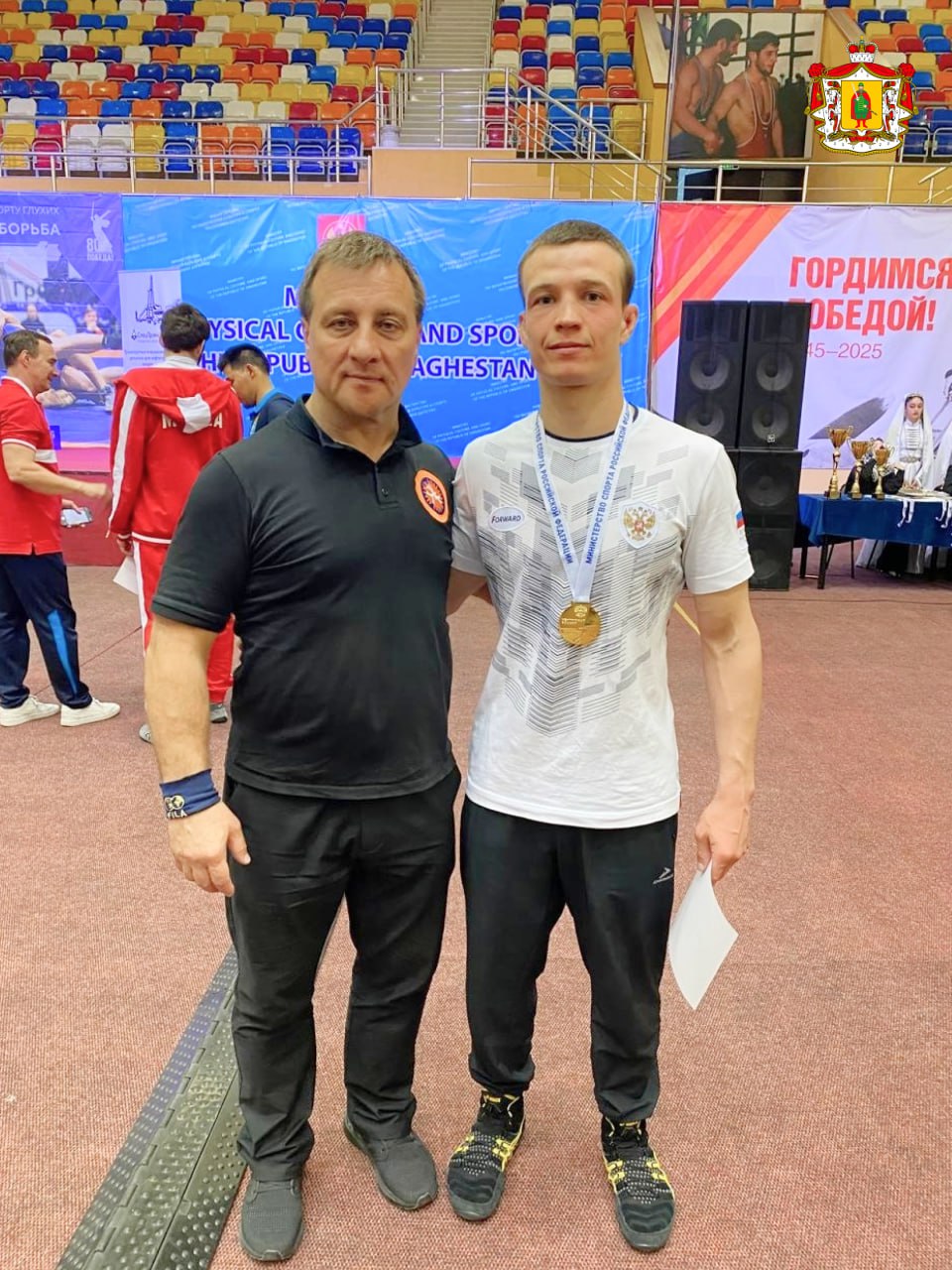 Рязанцы завоевали медали Чемпионата России по греко-римской и вольной борьбе спорт глухих . Соревнования прошли в Каспийске, Республика Дагестан. Наш регион представляли воспитанники спортшколы олимпийского резерва «Антей». Ребята показали отличные результаты. В греко-римской борьбе золотую медаль завоевал Иван Неккоев, серебряную — Артём Митюнин. В вольной борьбе бронзовым призёром стал Георгий Новиков. Поздравляем спортсменов и их тренеров Сергея Макарова и Петра Грошева! #рязанскаяобласть #спорт #борьба #знайнаших62