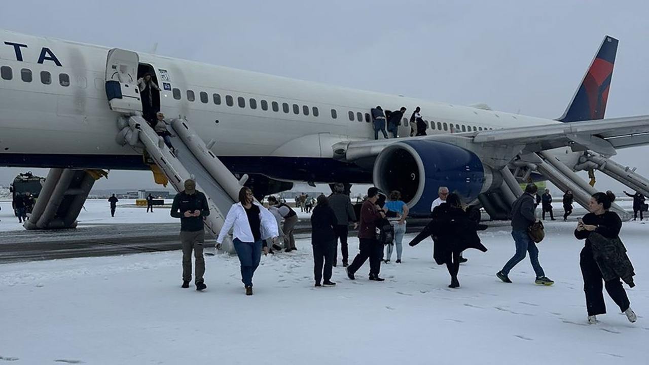 Boeing 757 эвакуировали в аэропорту Атланты из-за проблем с двигателем  Самолёт Boeing 757-300  б/н N859NW  авиакомпании Delta Air Lines  был вынужден прервать взлёт в аэропорту Атланты из-за проблем с одним из его двигателей. Более 200 пассажирам пришлось экстренно покинуть самолёт по надувным трапам прямо на влётно-посадочной полосе аэропорта.   Лайнер должен был выполнить рейс DL 2668 из Атланты  ATL/KATL  в Минниаполис  MSP/KMSP . При эвакуации, как сообщается четыре человека получили травмы.  «Экипаж авиакомпании Delta следовал установленным процедурам, чтобы прервать взлет рейса 2668 из Атланты  ATL  в Миннеаполис-Сент-Пол  MSP  после обнаружения неполадок в двигателе», — говорится в заявлении авиакомпании Delta.    AviaNews