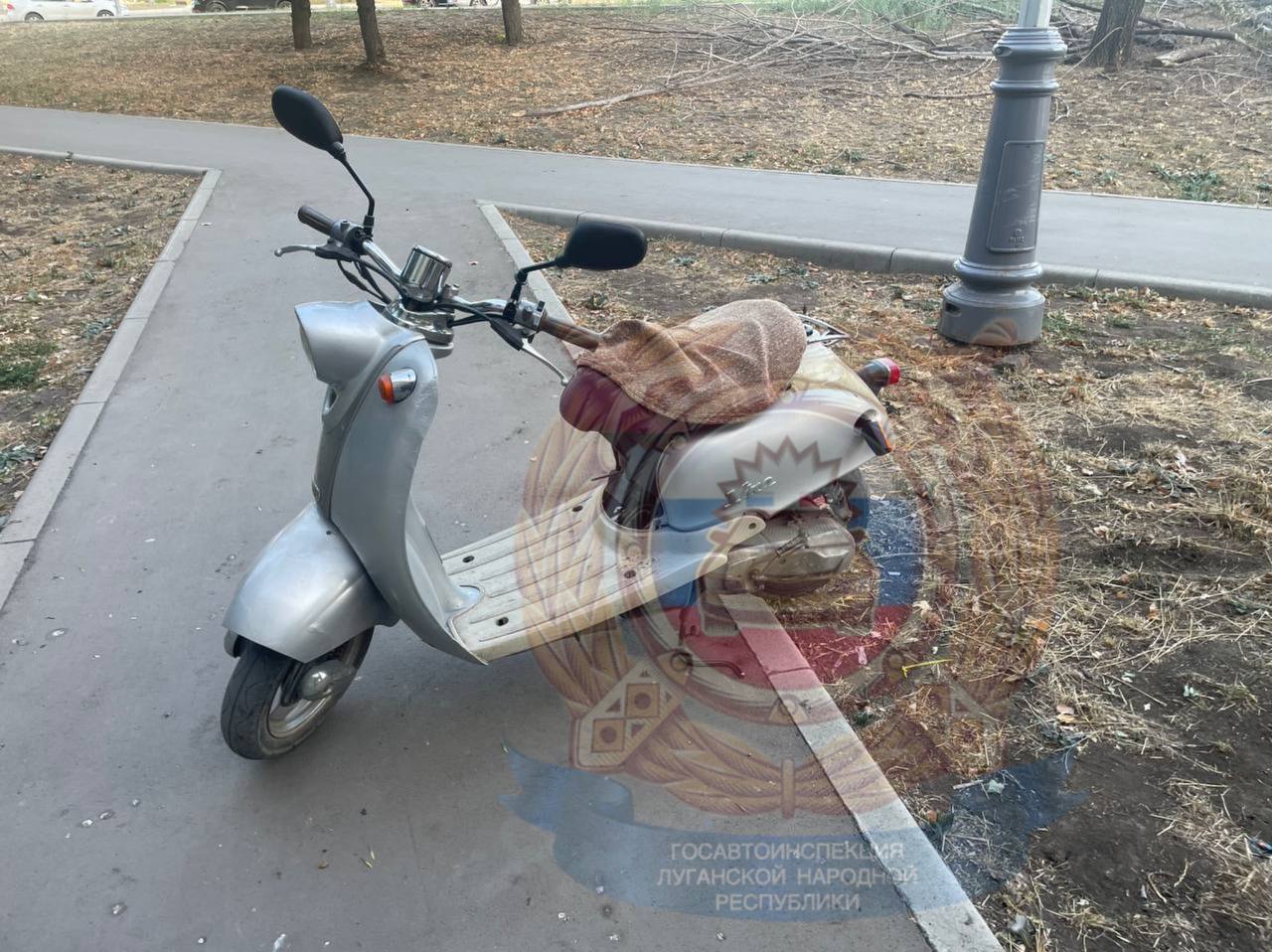 В Луганске водитель мопеда сбил ребенка 38-летний мужчина без прав на управление транспортным средством, двигаясь на мопеде по тротуару в квартале Гаевого, наехал на трехлетнюю девочку. Её госпитализировали в лечебное учреждение. По информации УГИБДД МВД по ЛНР