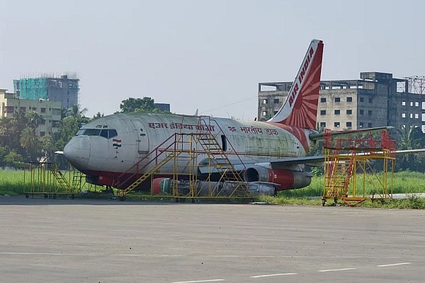 Авиакомпания Air India обнаружила потерянный 13 лет назад самолет в аэропорту Калькутты Авиакомпания Air India неожиданно обнаружила пропавший 13 лет назад самолет Boeing 737 200 в аэропорту Калькутты компании теперь грозит значительный штраф за длительное пребывание воздушного судна на территории аэропорта Об этом сообщает Прайм со ссылкой на британский таблоид The Sun Авиакомпания Air India заявила что в 2012 году потеряла один из своих самолетов в аэропорту Калькутты Самолет по видимому не числился в документах пока аэропорт не связался с Air India с просьбой убрать Boeing 737 200 говорится в публикации Согласно информации издания самолет оставался забытым до того момента пока аэропорт не обратился к Air India с требованием убрать Boeing который стоял на стоянке aviaru net n290940
