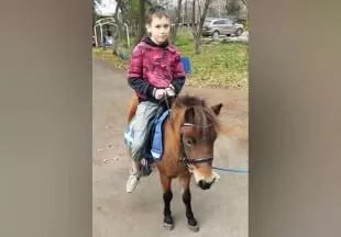 В посёлке под Челябинском пропал 12-летний мальчик В челябинском поселке Полетаево полицейские разыскивают 12-летнего мальчика. Об этом сегодня, шестого мая, сообщили в пресс-службе ГУ МВД России по Челябинской области. Ребёнок ушёл из дома около шести часов вечера пятого мая и не вернулся. Мальчик был одет в чёрный спортивный костюм с надписью NIKE и серые кроссовки. «На поиск ребёнка ориентированы сотрудники подразделений участковых уполномоченных полиции, а также инспекторы по делам несовершеннолетних, его приметы переданы всем наружным нарядам полиции», – отметили в областной полиции. Все, кто видел ребёнка или кому известна другая важная информация о нём, позвоните по номеру дежурной части: +7 35144 9-92-31. URALPRESS.RU
